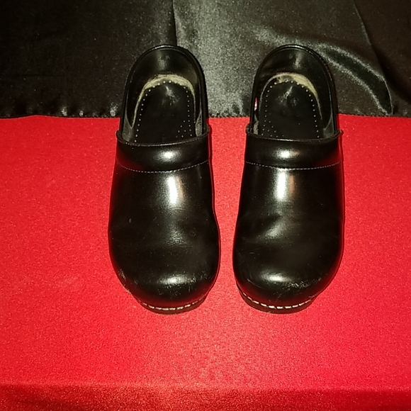 wide width clogs